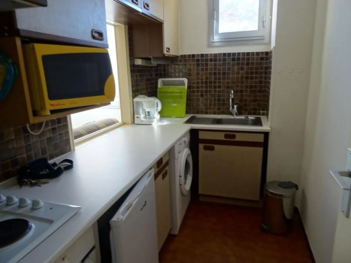 Appartement 2 Pieces Avec Piscine, Loggia Et Parking - Proche Port Et Plages De Hyeres - Fr-1-335-174 0*,