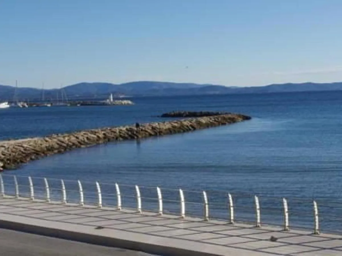 Appartement 2 Pieces Avec Piscine, Loggia Et Parking - Proche Port Et Plages De Hyeres - Fr-1-335-174 Apartment