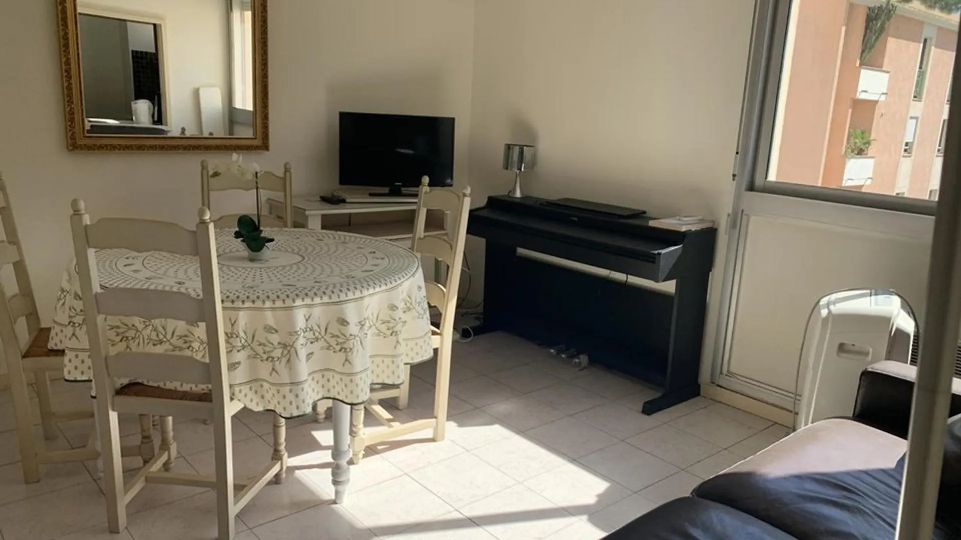 Appartement 2 Pieces Avec Piscine, Loggia Et Parking - Proche Port Et Plages De Hyeres - Fr-1-335-174 contacts